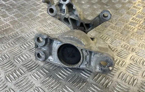 Nissan Qashqai Engine mount bracket