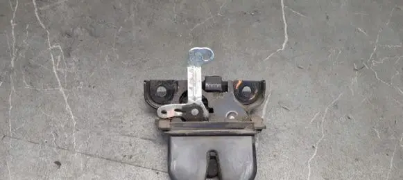 Audi A4 S4 B5 8D Tailgate/trunk/boot lock/catch/latch 8l0827505e