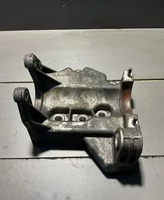 Land Rover Freelander 2 - LR2 Engine mounting bracket 6g9n4h473cc
