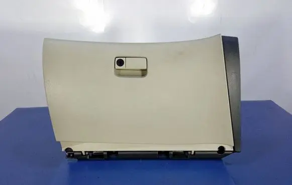 Nissan Primera Glove box 68520AV600