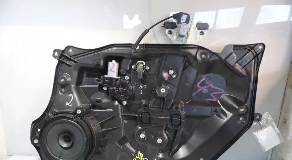 Mazda 2 Front window lifting mechanism without motor