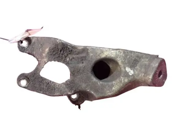 Engine mounting bracket