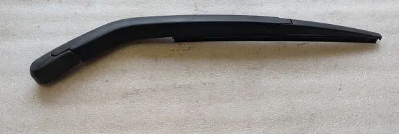 Rear wiper blade arm