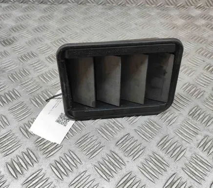 Quarter panel pressure vent