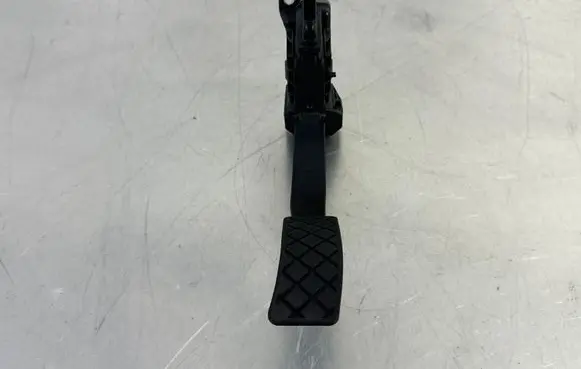Volkswagen Touareg III Accelerator throttle pedal 8W1723523