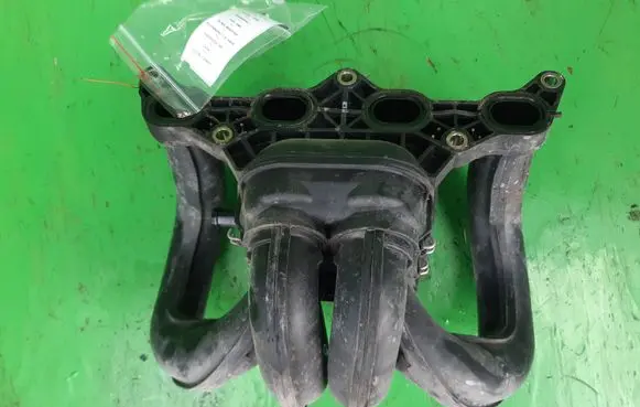 Toyota Yaris Intake manifold