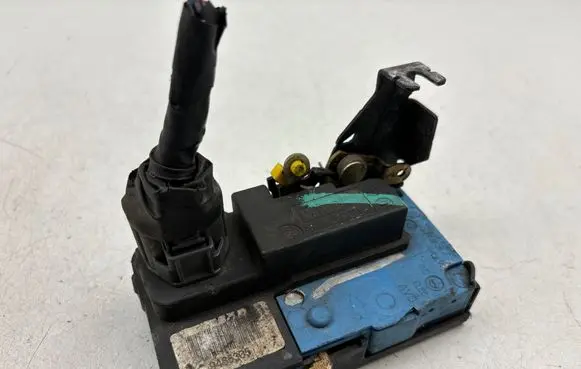 Volvo V70 Front door lock 9485305