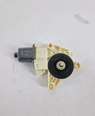Mercedes-Benz GLA W156 X156 Front door window regulator motor 0130822690