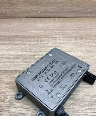 Mercedes-Benz E W211 Antenna control unit 2118200885 0681