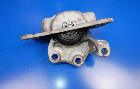 Volvo S60 Engine mount bracket 32255204