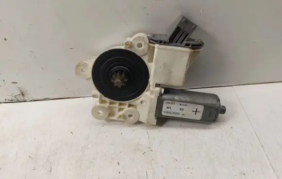 Toyota Avensis T250 Front door window regulator motor 6982005050 999060102