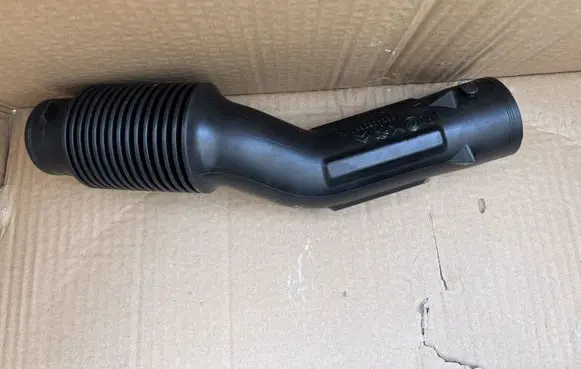 Opel Mokka B Air intake duct part 9824250880