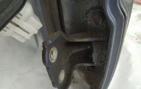 KIA Sorento Rear door lower hinge