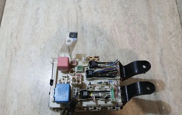 Toyota Avensis T270 Fuse module 8273005170C