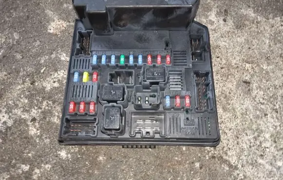 Nissan Qashqai+2 Fuse module 284B7JD00B