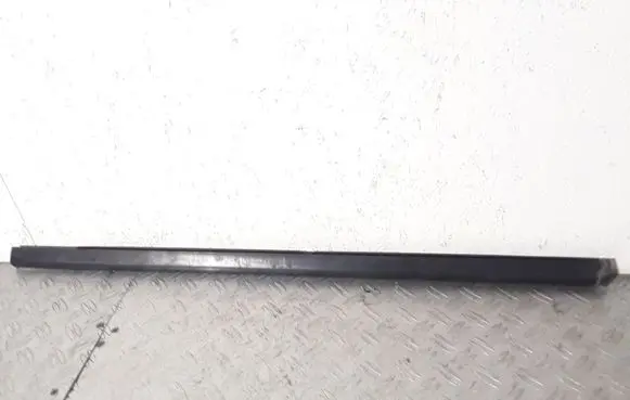 Jeep Grand Cherokee (WK) Rubber seal front door window/glass 