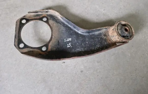 Mitsubishi L200 Front differential bracket 