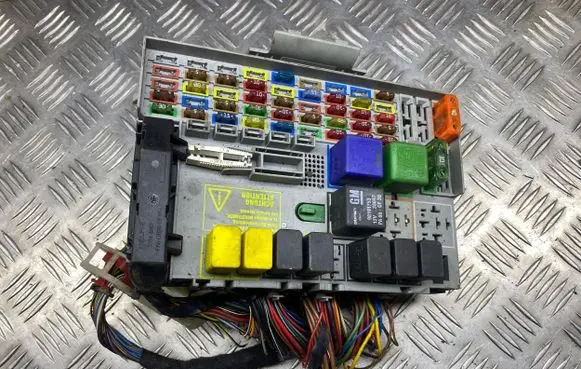 Opel Zafira A Fuse box set 24412497