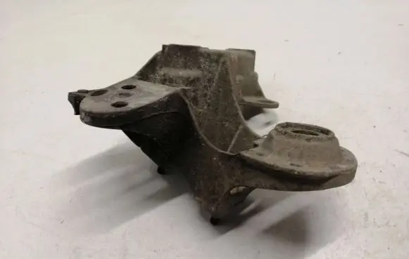 Audi A4 S4 B5 8D Engine mounting bracket 4B0199352