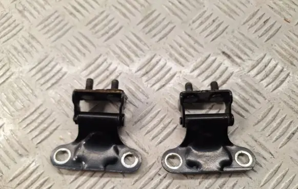 Toyota Avensis T250 Tailgate/trunk/boot hinge 6881005020