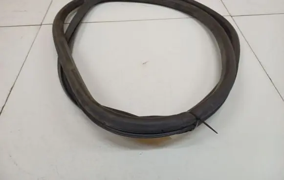 Volkswagen PASSAT B6 Rubber seal rear door 