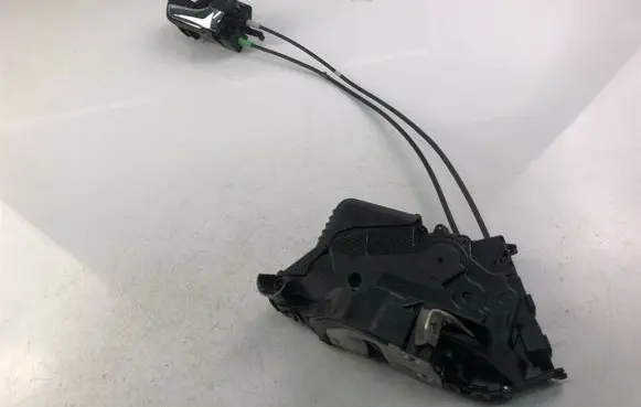 Toyota Prius (XW30) Rear door lock 6927347020 K 5062