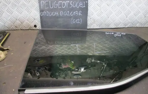 Peugeot 5008 Front triangle window/glass 
