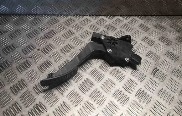 Accelerator throttle pedal