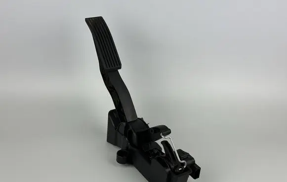 Mercedes-Benz A W169 Accelerator throttle pedal A1693000104 91736020 251104