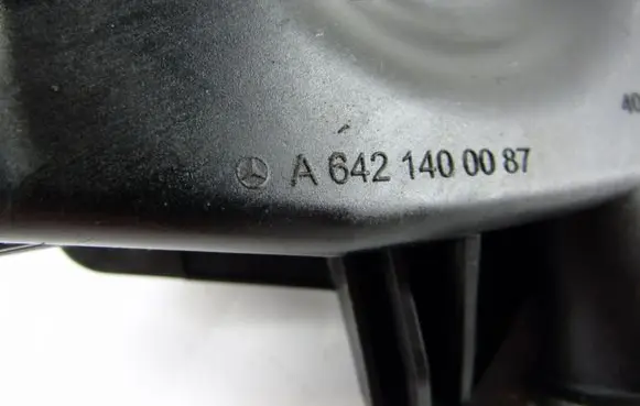 Mercedes-Benz CLS C219 Breather/breather pipe/hose A6421400087