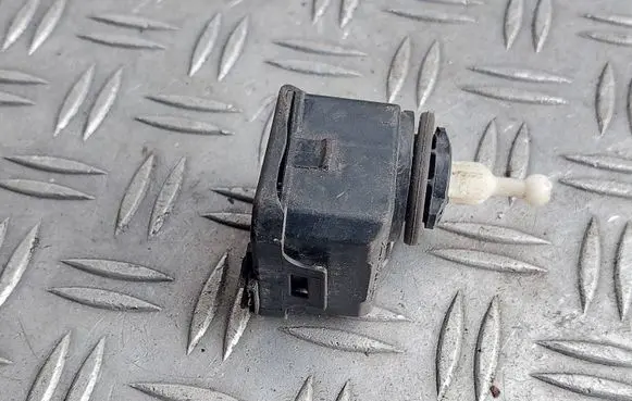 Volkswagen PASSAT B5.5 Headlight level adjustment motor 1J0941295C