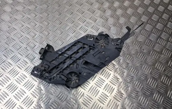 Skoda Octavia Mk2 (1Z) Headlight/headlamp mounting bracket 17035202