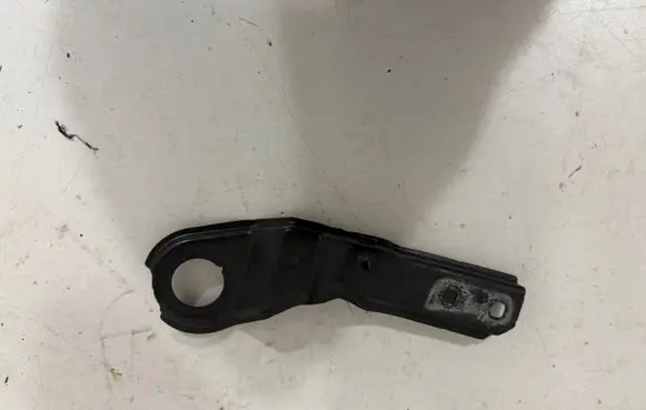 Fender mounting bracket