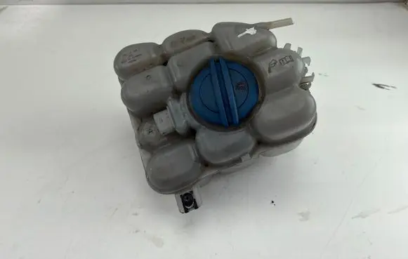 Volkswagen Touareg II Coolant expansion tank/reservoir 7P0121407B