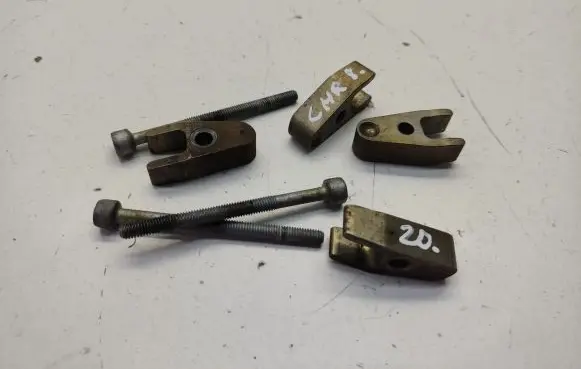 Chrysler 300 - 300C Fuel Injector clamp holder