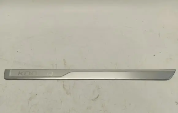 Front sill trim cover