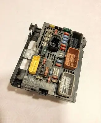 Citroen C4 I Picasso Fuse module 9664705880
