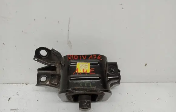 Engine mount vacuum valve