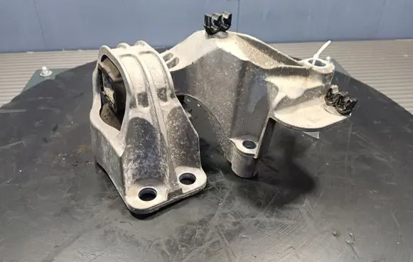 Dacia Duster Engine mount vacuum valve 