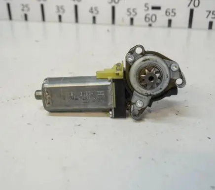 Mercedes-Benz C W204 Seat adjustment motor 820289224 0390203001