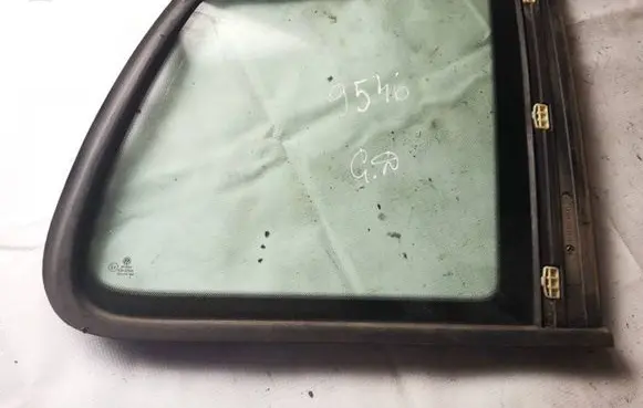 Volkswagen Touran I Rear side window as2
