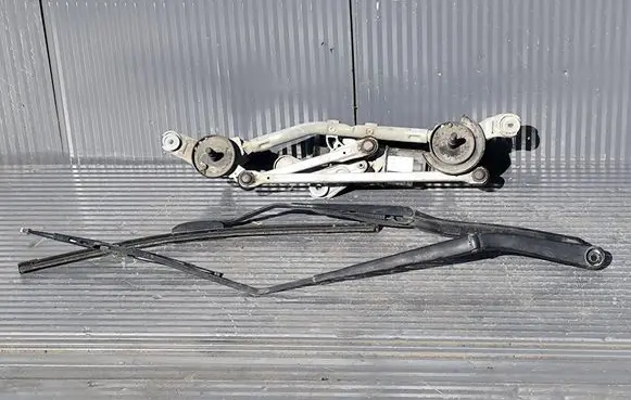 Nissan Juke I F15 Front wiper linkage and motor 288001KA0C