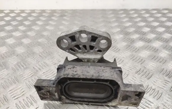 Opel Insignia A Engine mount bracket