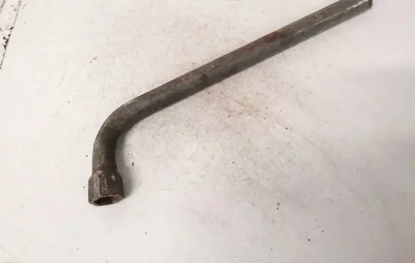 Volkswagen PASSAT B4 Wheel nut wrench 191012219