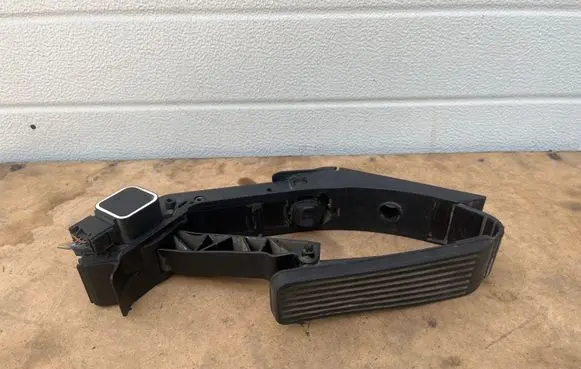 Mercedes-Benz S W220 Accelerator throttle pedal A2203000004