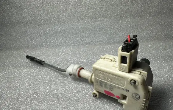 Volkswagen PASSAT B6 Central locking motor 3B0810773B 3B0959732