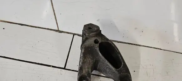 Engine mounting bracket