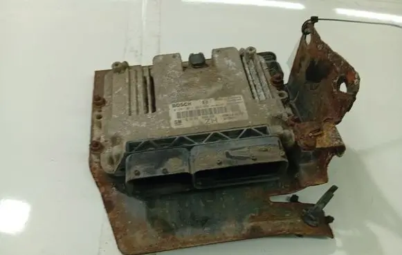 Opel Astra H Engine control unit/module 0281011943