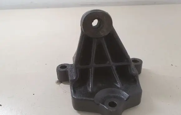 Opel Vivaro Engine mounting bracket 8200003829