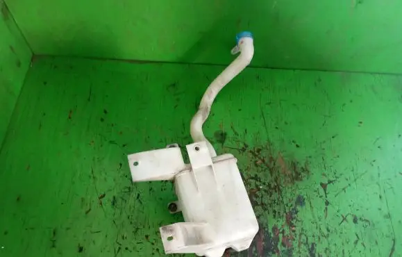 Suzuki Swift I Windshield washer fluid reservoir/tank